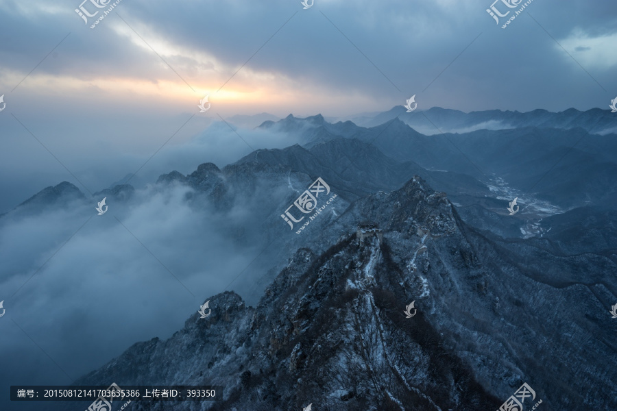 箭扣云海,山峦起伏,暮色苍茫