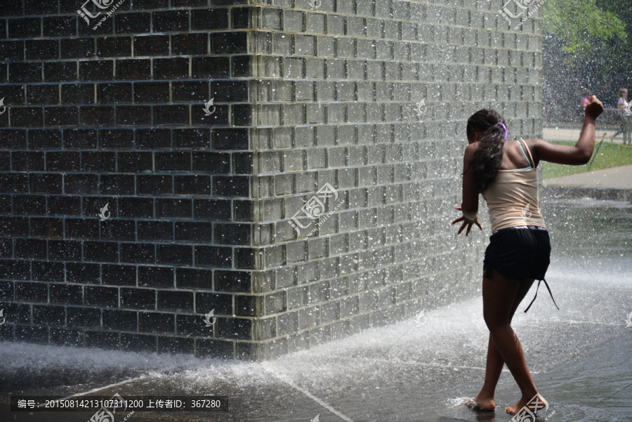 在瀑布墙前跳舞的黑人女孩