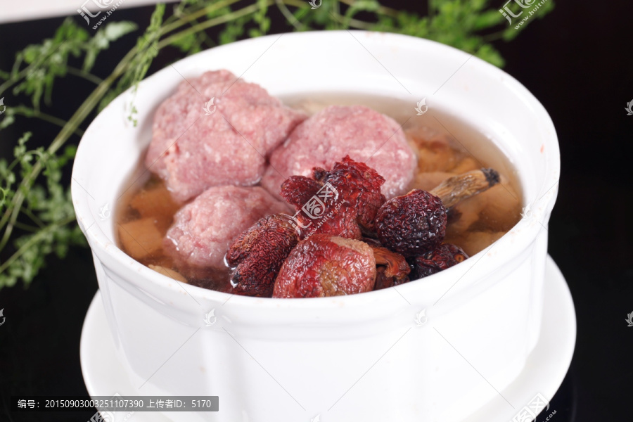 红菇炖猪肉汤