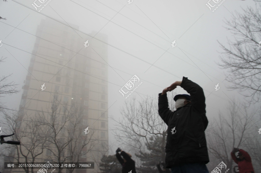 市民在雾霾中锻炼身体