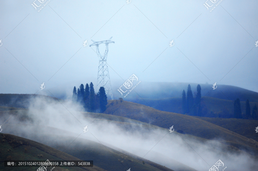 雾色山谷有铁塔
