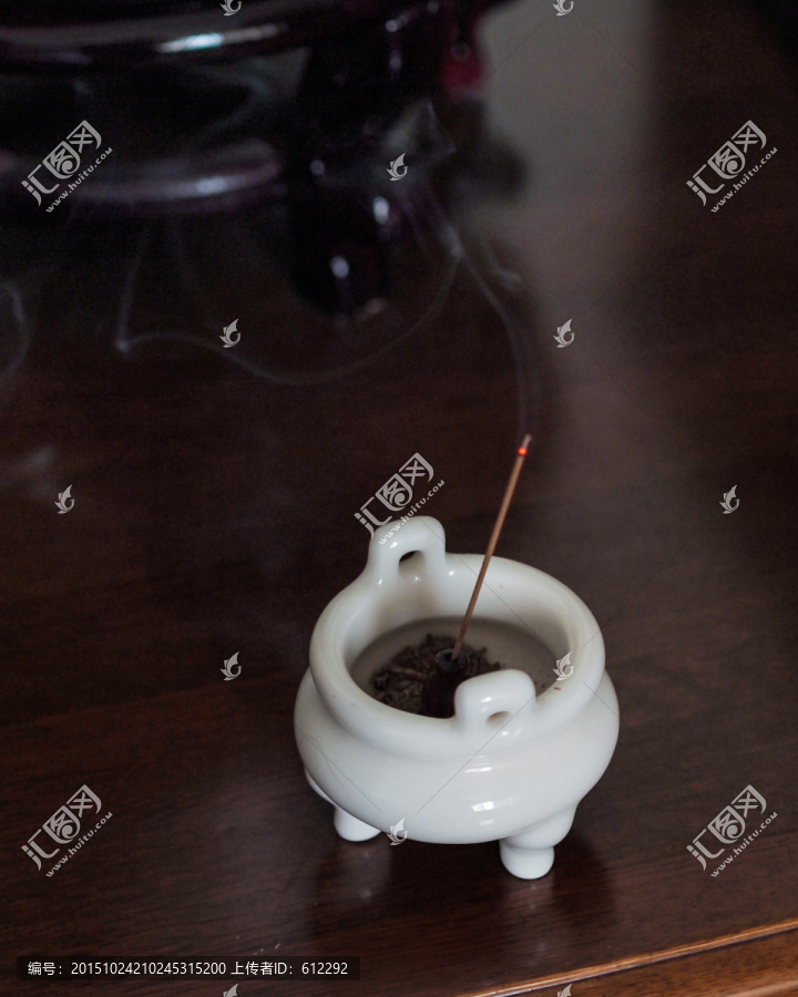 点燃的沉香,香炉