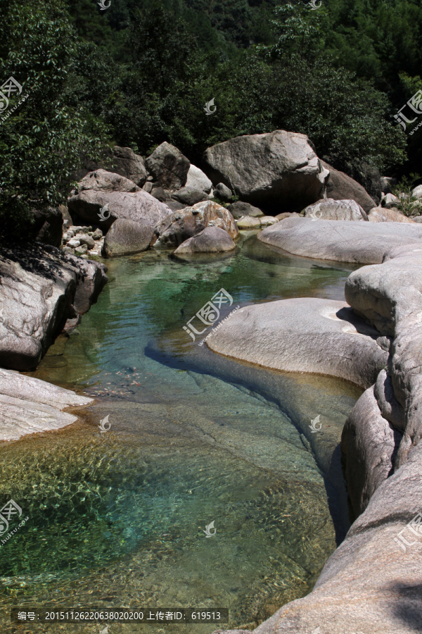 山间碧水