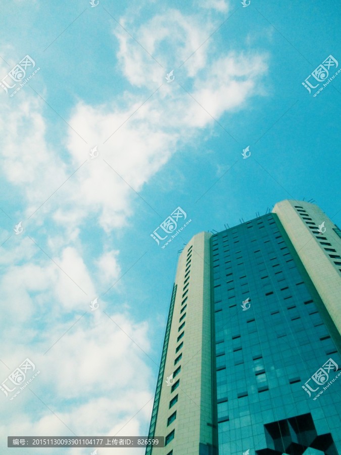 高楼和盘旋的白云,蓝天