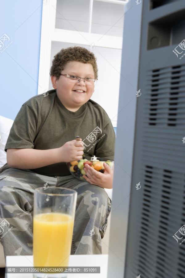 肥胖男孩吃水果