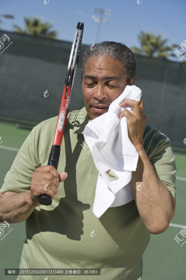 网球选手擦汗