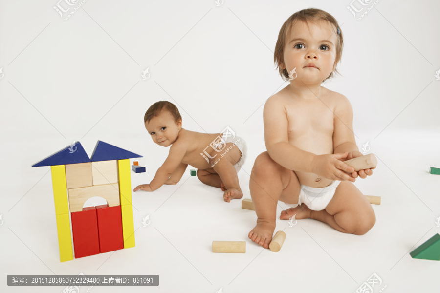 小男孩和女孩玩积木