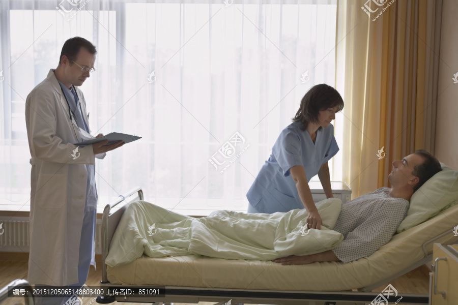 医院床位的护士与医生