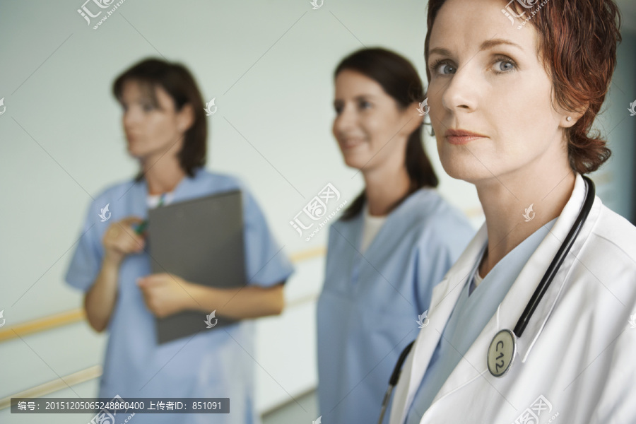 在医院走廊的医生护士