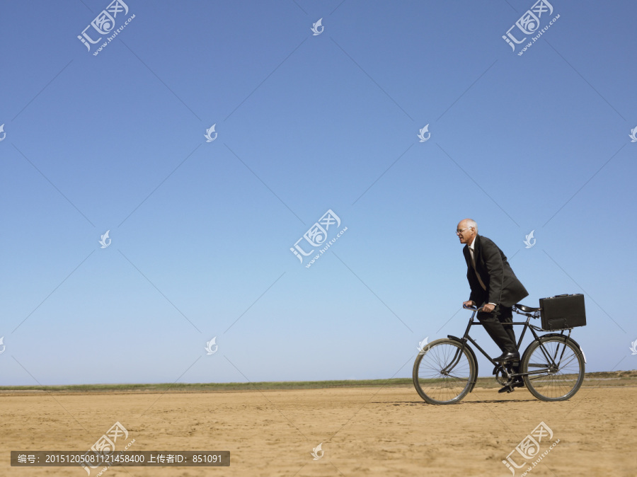 商人骑自行车在沙漠中