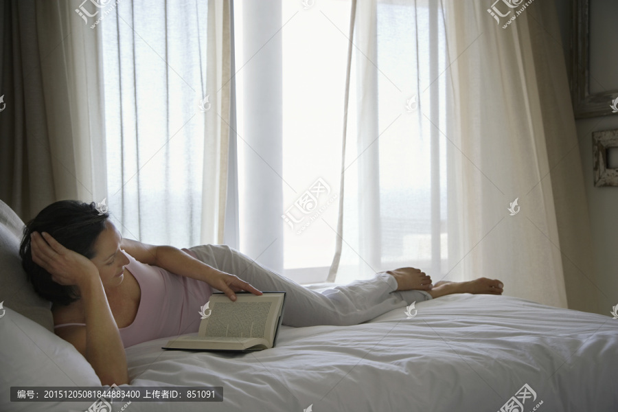 躺在床上的女人看书