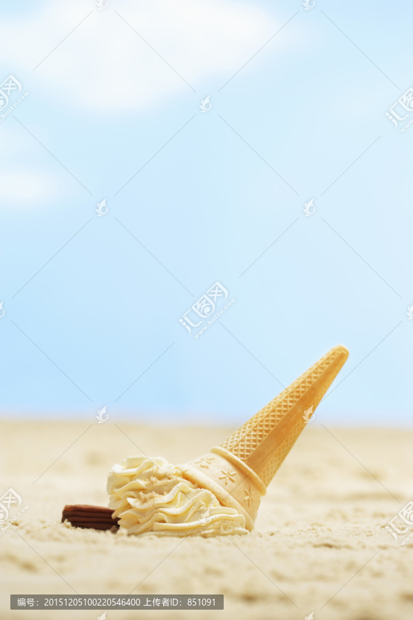 冰淇淋掉在沙滩上