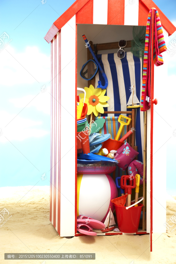 沙滩玩具的海滨储藏室