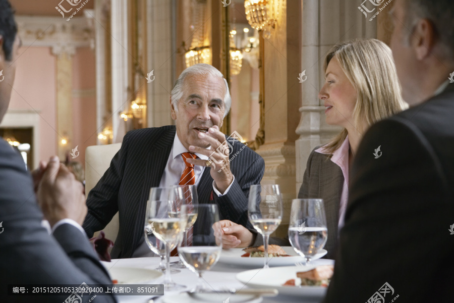 四个商务人士坐在餐厅