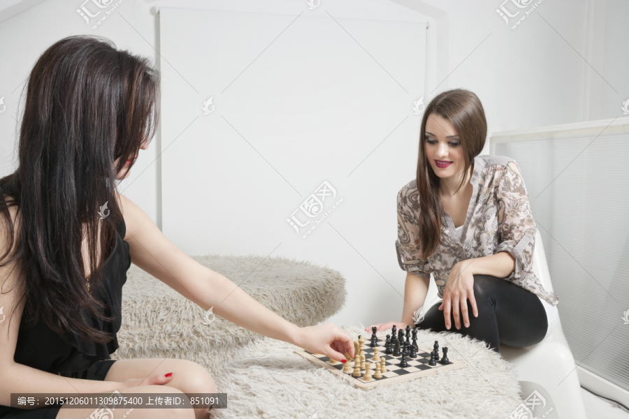 下象棋的年轻女人