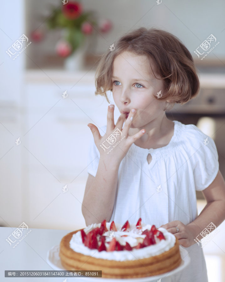 吃草莓的女孩
