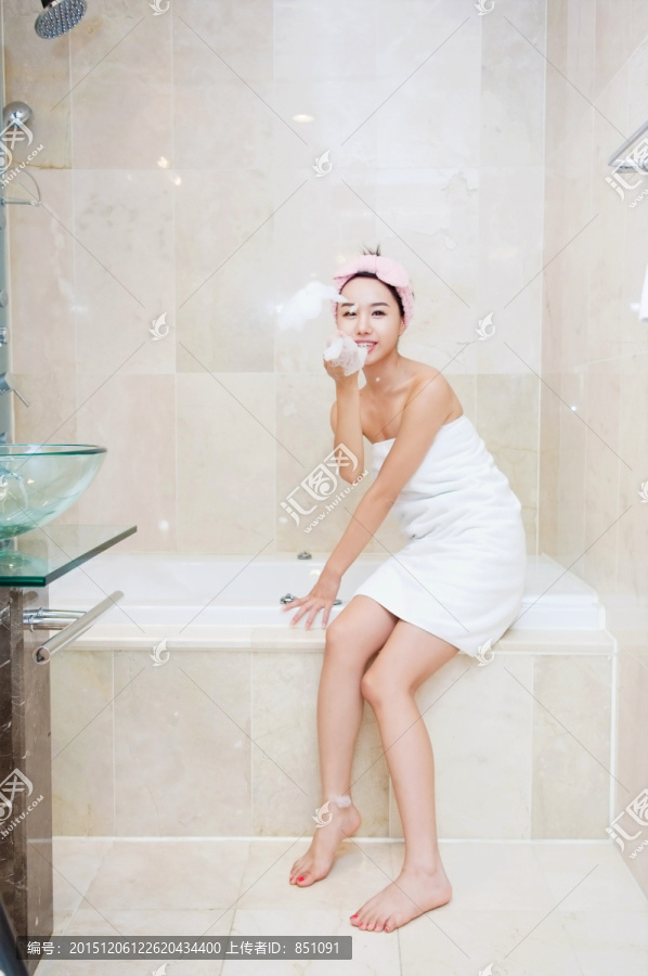 洗澡的女人