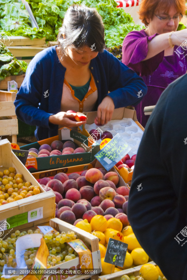 在市场上卖水果的女人