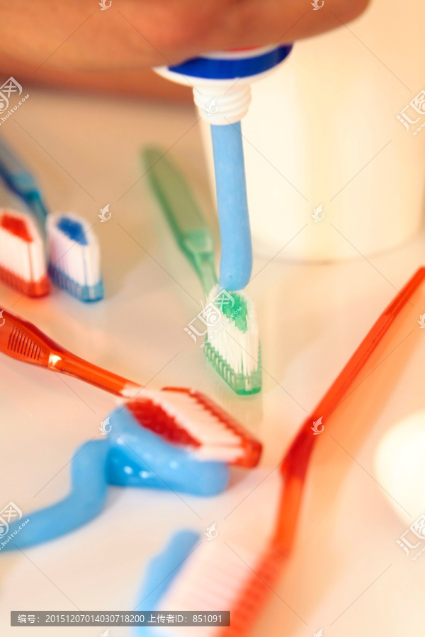 牙膏和牙刷,女人