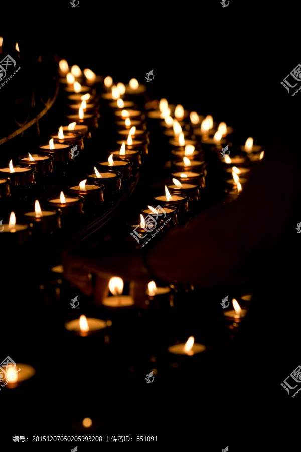 大教堂的祈祷蜡烛