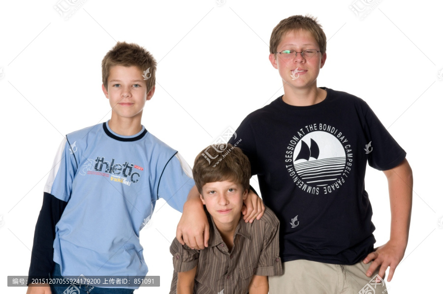 三个年轻男孩