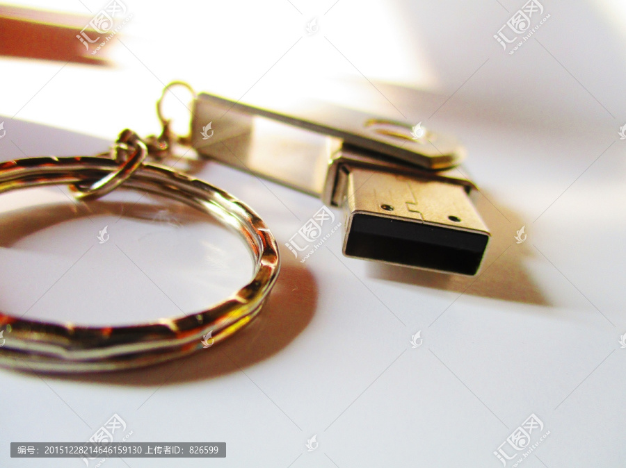 银色带钥匙链金属U盘摄影