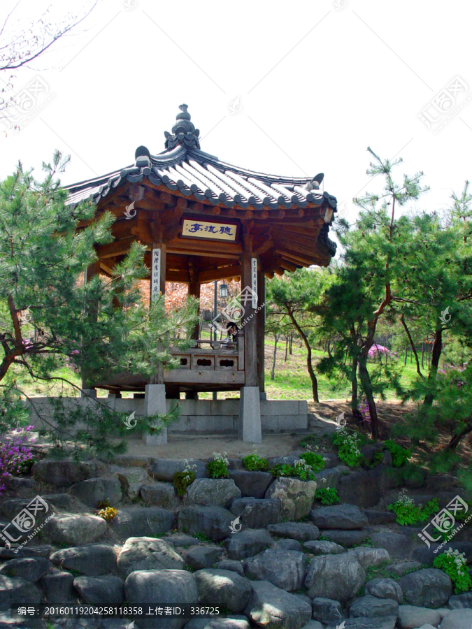 首尔南山公园小景,韩国传统木亭