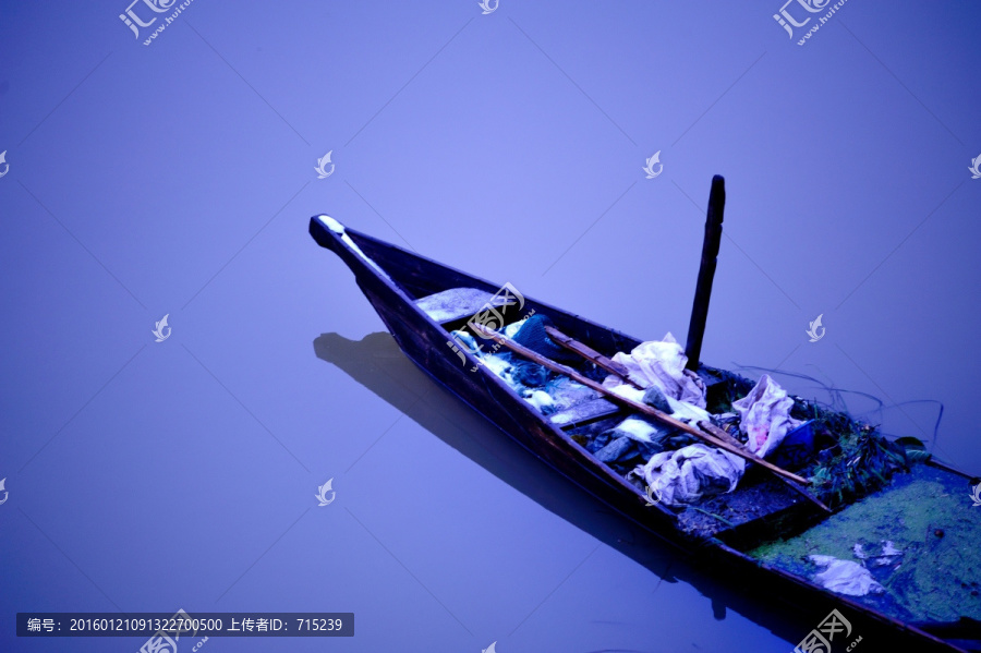 雪后静静停泊的渔舟