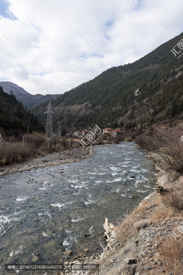 河流尽头的藏族村寨,竖片