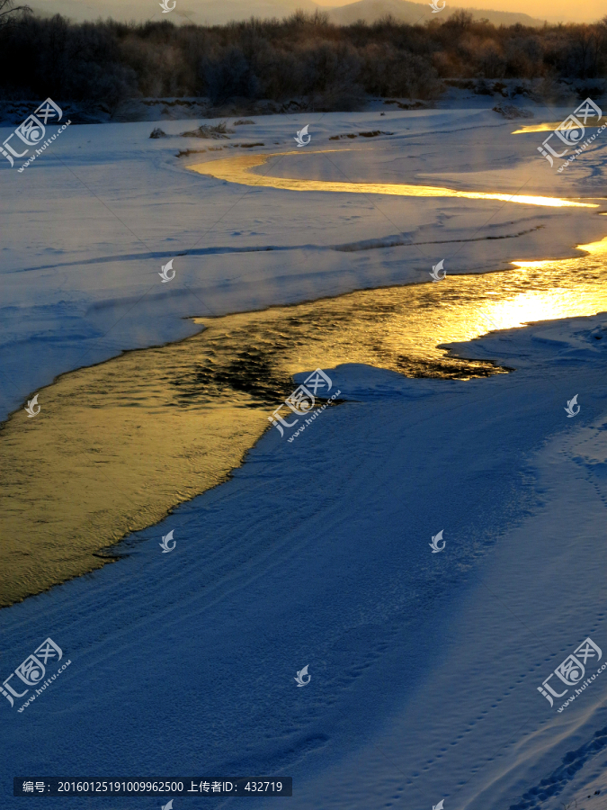 傍晚的不冻河竖幅