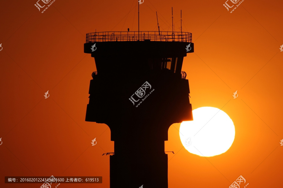 夕阳中的空管塔台