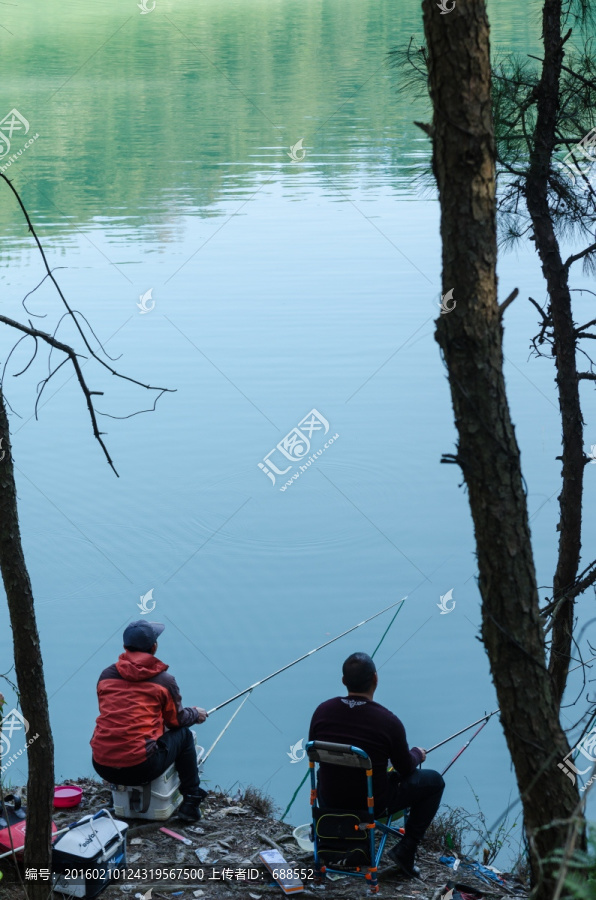 湖边钓鱼