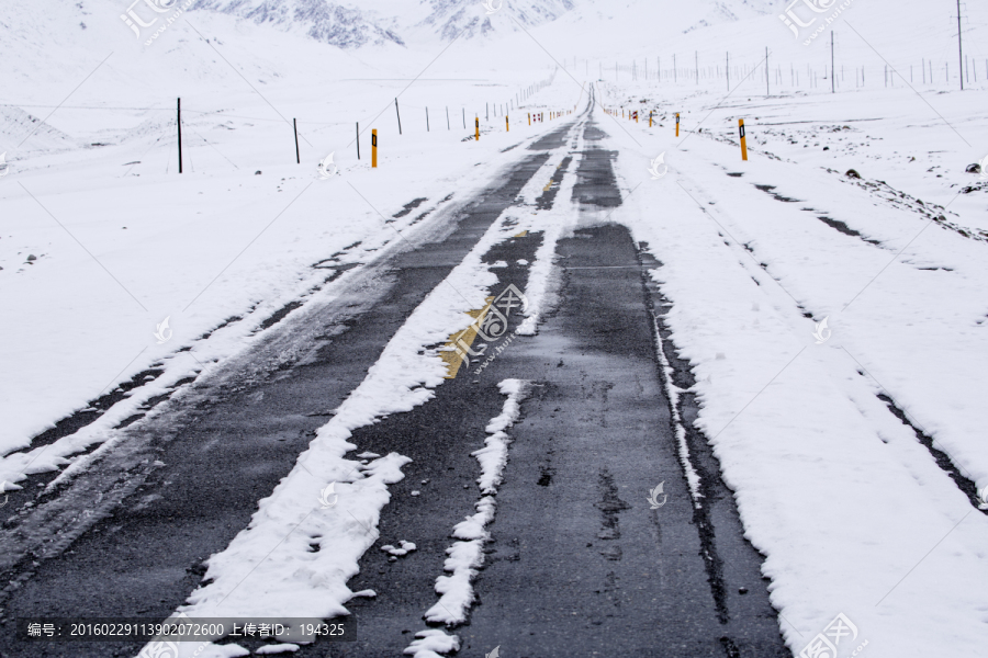 雪中公路