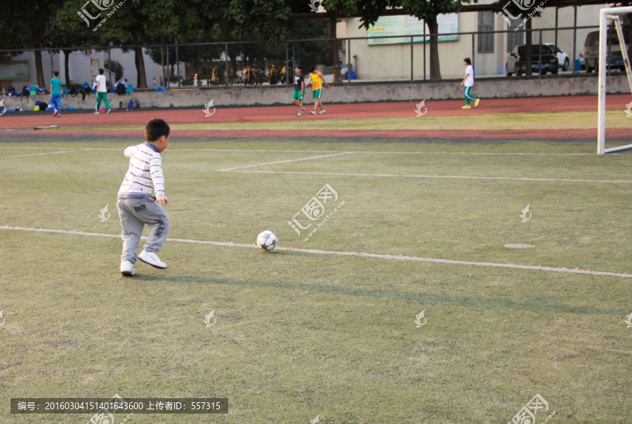 小男孩踢足球射门