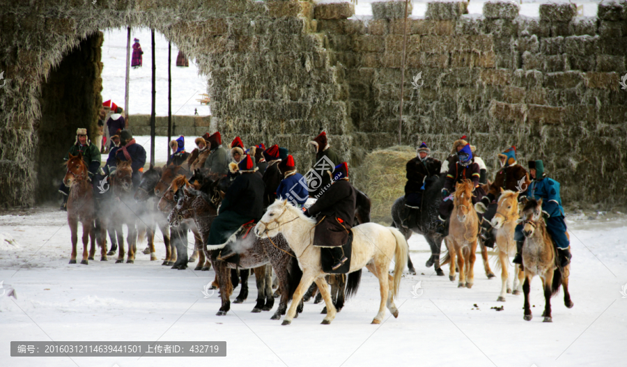 冬季骑马的蒙古族