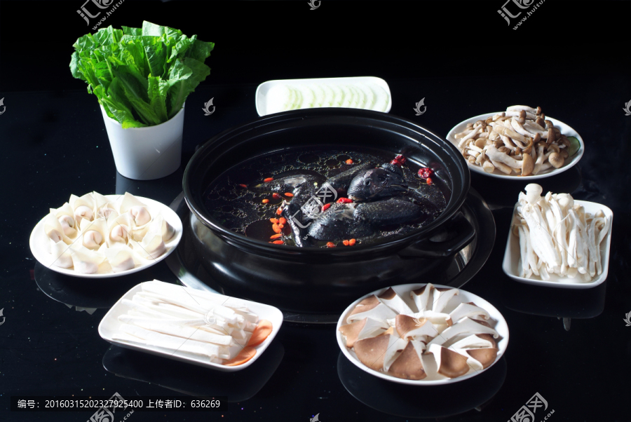 鲜菌山珍乌鸡煲