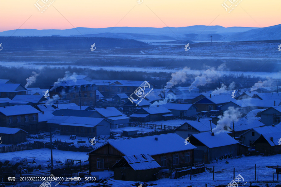 雪色山村炊烟袅袅