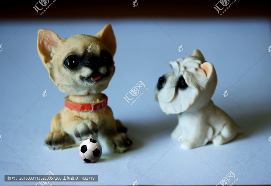 玩足球的玩具狗