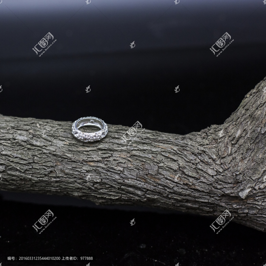 树皮背景指环戒指钻石戒指