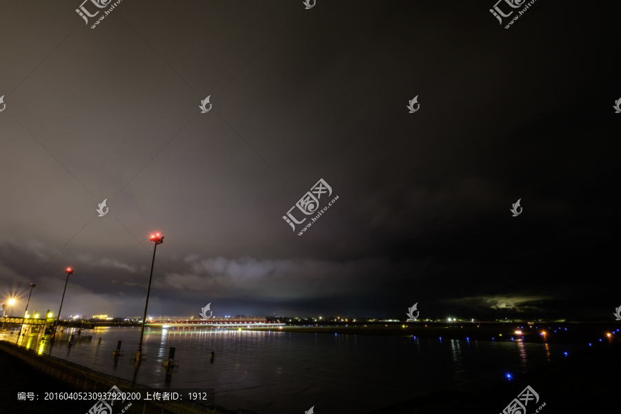 雨夜空港