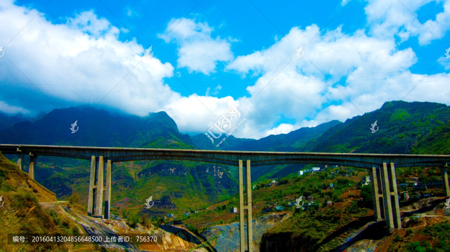 高架桥,大山,,蓝天白云