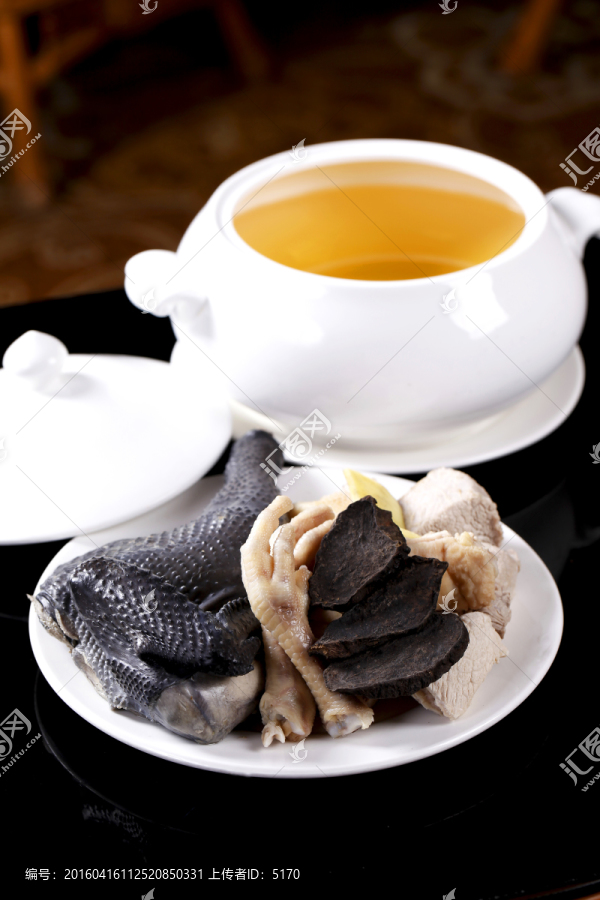 何首乌炖竹丝鸡