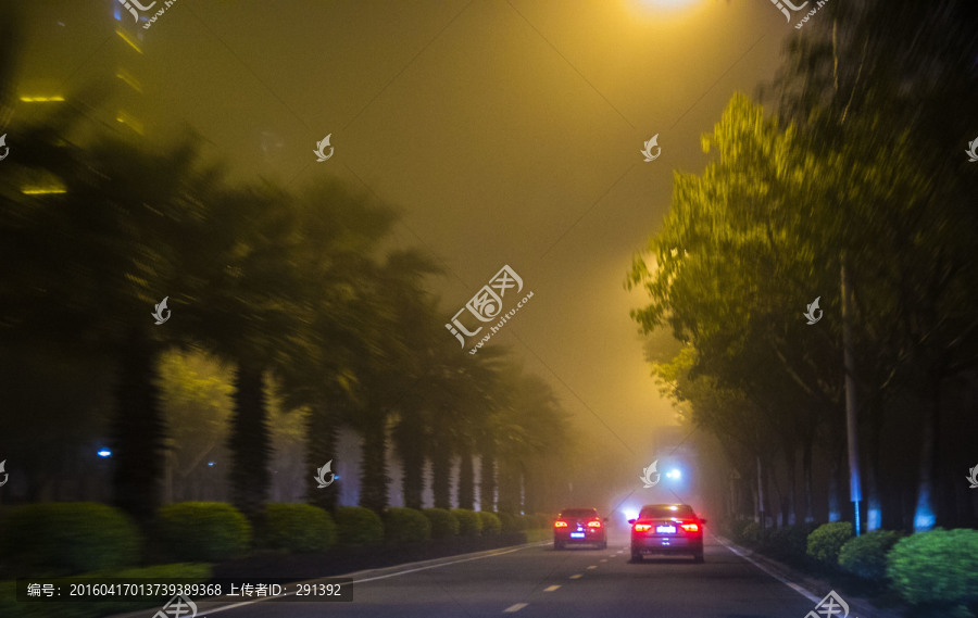 夜色下的马路