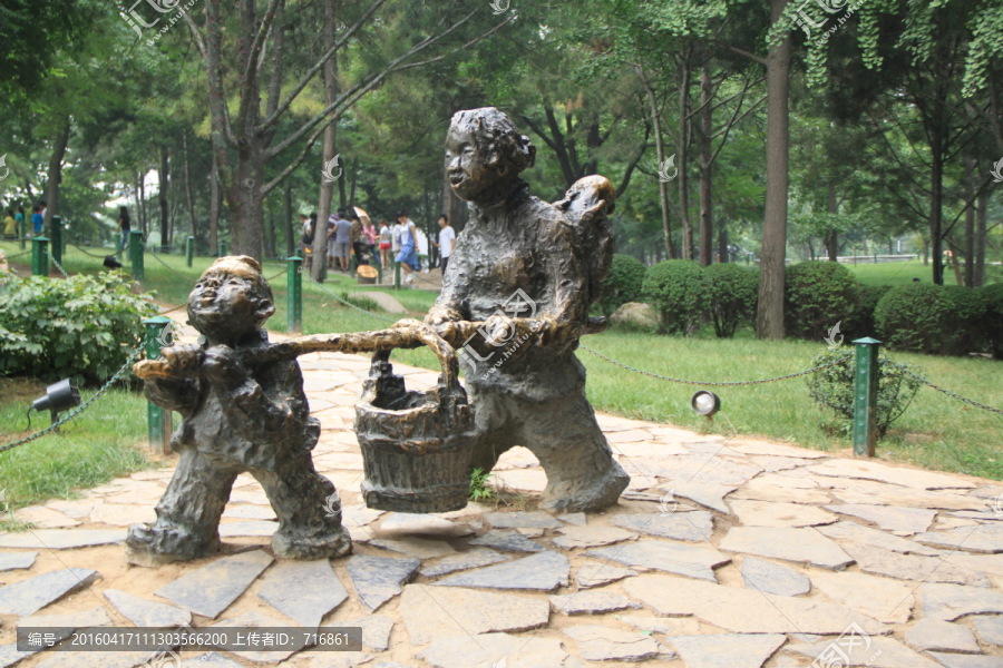 陕西民俗雕塑,母子共抬一桶水