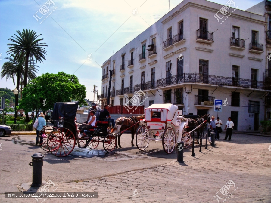 古巴哈瓦那老区街头租马车