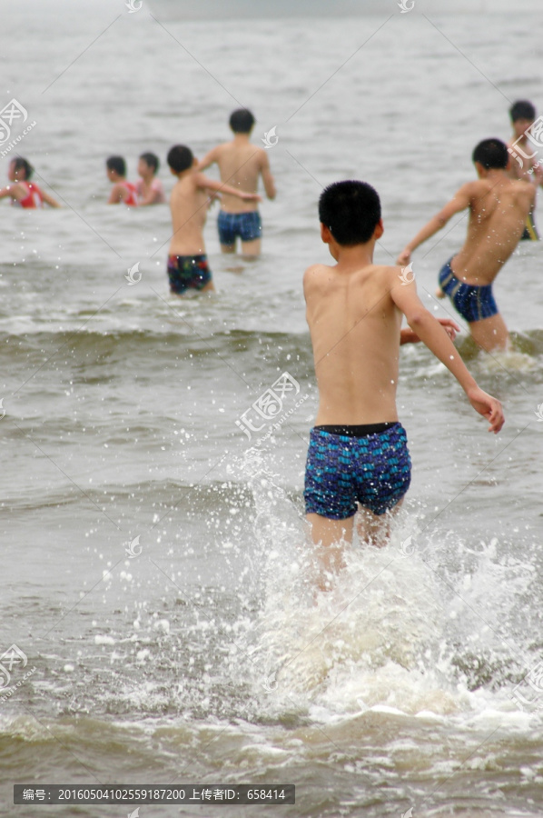 戏水少年