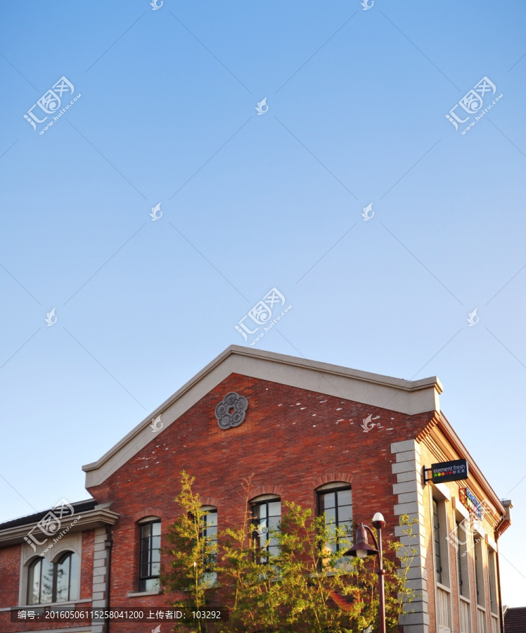 上海迪士尼小镇的餐饮店建筑