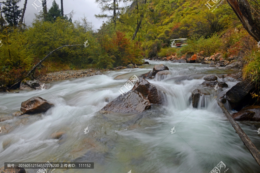 高山溪流