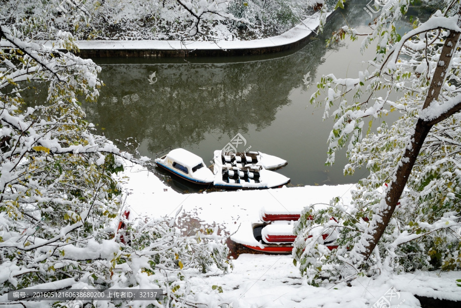 护城河小船大雪