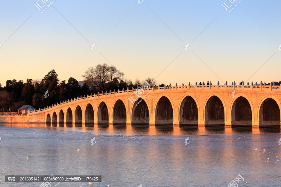 颐和园冬景十七孔桥石狮桥洞阳光